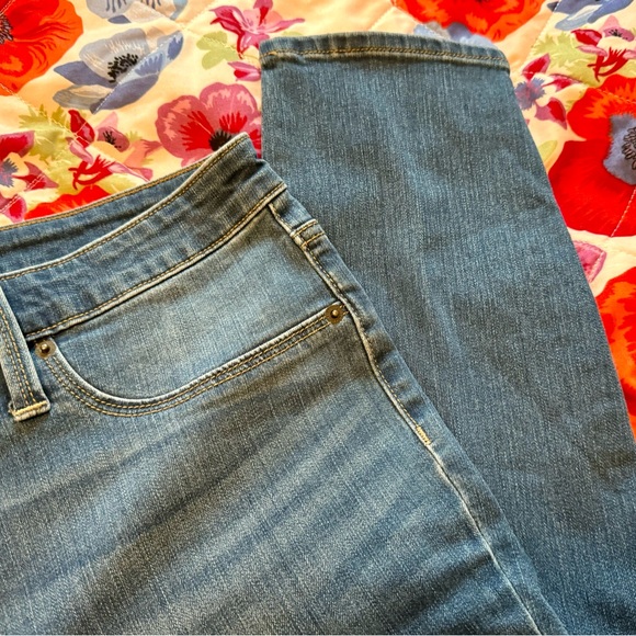 Universal Thread Women’s Size 18/34 Blue Jeans NWOT Nice - Picture 10 of 16